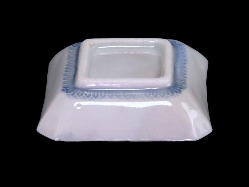 瀬戸　伊万里　染付　陽刻　波に花の図　四方角豆皿　E668AS-CUp 瀬戸 伊万里 染付 陽刻 波に花の図 四方角豆皿 E668AS-CUp