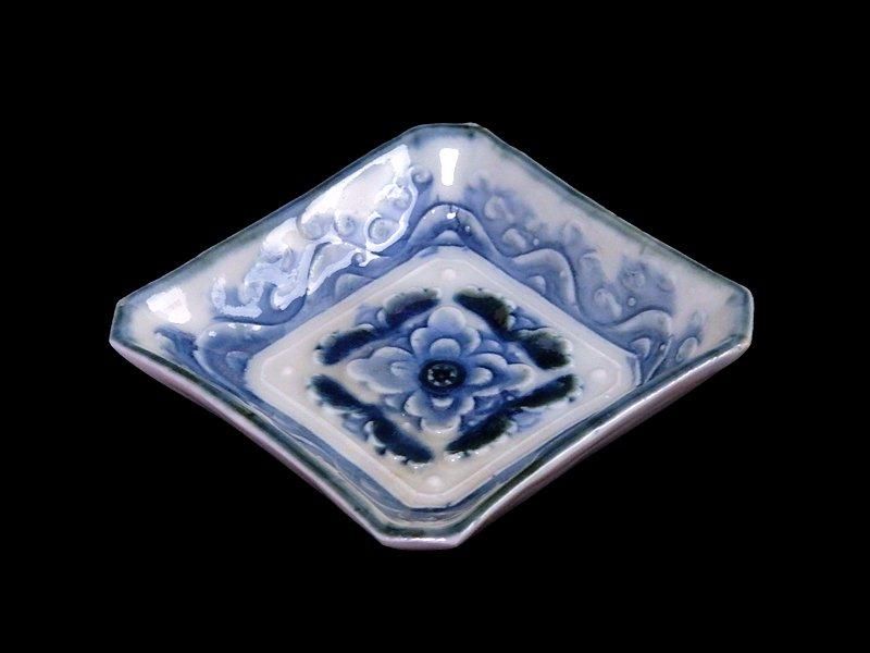 瀬戸　伊万里　染付　陽刻　波に花の図　四方角豆皿　E668AS-CUp 瀬戸 染付 陽刻波に花図 四方角豆皿