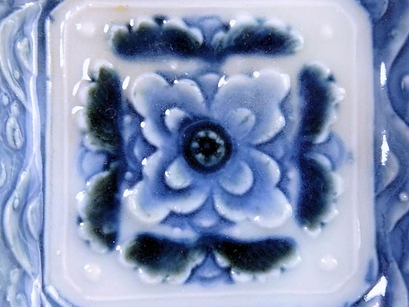 瀬戸　伊万里　染付　陽刻　波に花の図　四方角豆皿　E668AS-CUp 瀬戸 伊万里 染付 陽刻 波に花の図 四方角豆皿 E668AS-CUp