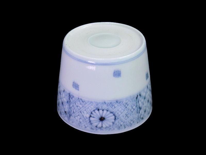 古伊万里 染付 四方襷紋に菊花図 蕎麦猪口