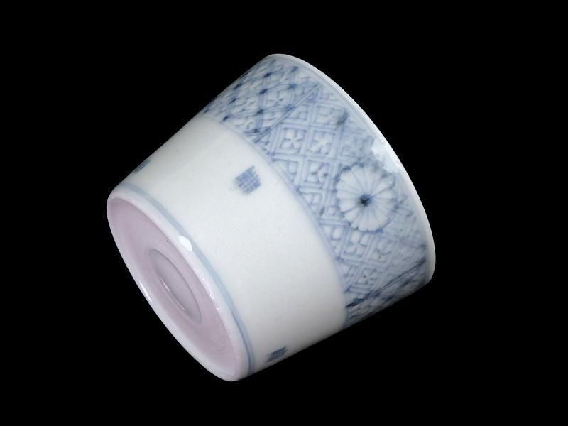 古伊万里 染付 四方襷紋に菊花図 蕎麦猪口