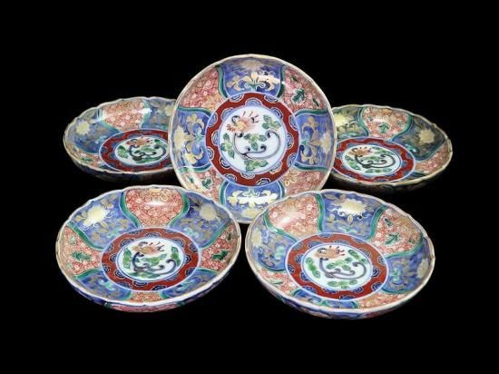 大聖寺伊万里　金襴手　花に菊花四方襷紋の図　４寸皿　３枚　B207-CHc 古伊万里 金襴手 菊花四方襷紋に花 団龍紋図 4寸皿 5枚セット