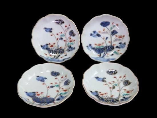 古伊万里 　染錦　河骨紋の図　手塩皿　3寸半皿　４枚 　D417AS-fbuw 古伊万里 染錦 河骨(こうほね)紋図 手塩皿 3寸半皿 4枚セット