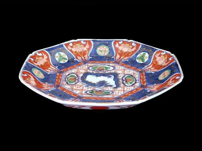 大聖寺伊万里　金襴手　菊花四方襷紋に団龍紋の図　７寸皿　607AS-DAg 大聖寺伊万里 金襴手 菊花四方襷紋に団龍紋 赤玉花図 7寸皿