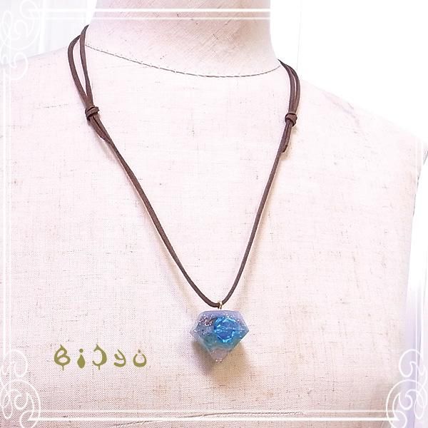 ダイヤ型薔薇入りオルゴナイトネックレス(艶出しコーティング