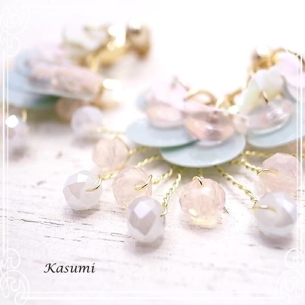 スパンコールとビーズの花のイヤリング 【Kasumi～かすみ～】 アクセサリー/作家/ハンドメイド  【ジュエリーパーツ工房】アクセサリー/ジュエリー/天然石/クラフトパーツ総合通販店 Tesoro