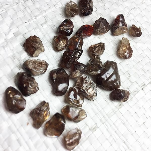 ⭐️天然石 ハンドメイド⭐️JJJドラゴン⭐️ ジルコン小原石 約3mm～10mm 10個 - 【ジュエリーパーツ工房
