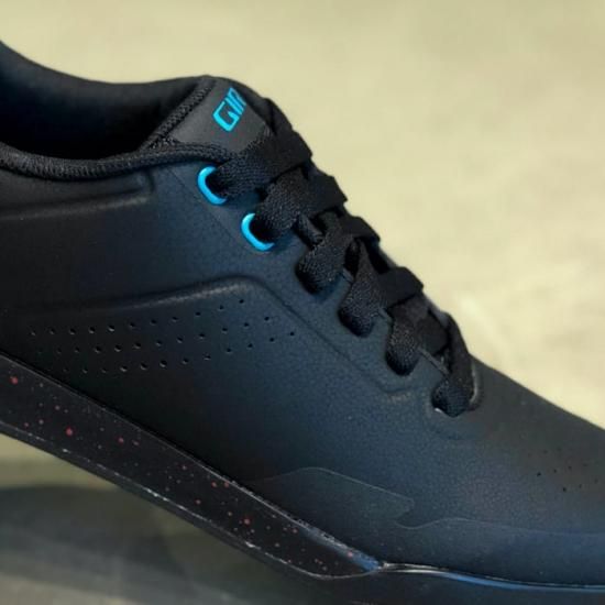 Giro Latch Shoes Black Spark for your bike online at Santafixie