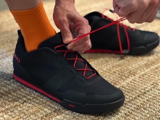 美品GIRO TRACKER FASTLACE 42 サイクリングシューズ GIRO/ジロ】TRACKER FASTLACE Black / Bright Red