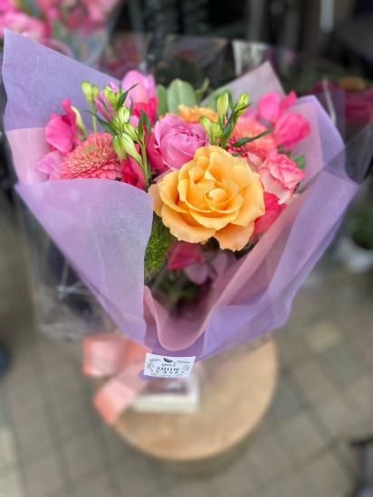 オレンジがポイント！ピンクブーケ | 女性らしさを演出 - SHOWCASE