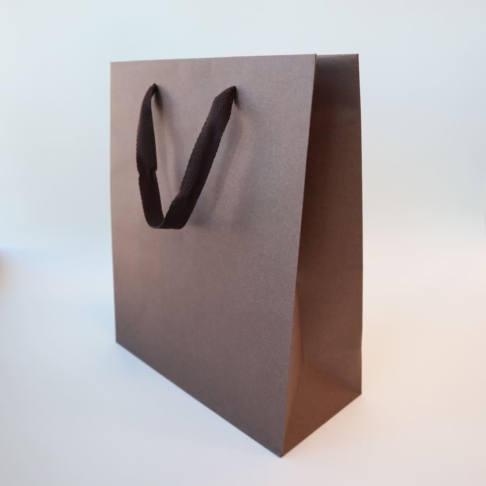 グレンエンボスバッグ ブラウン 縦長 | 柔らかな紙の手提げバッグ