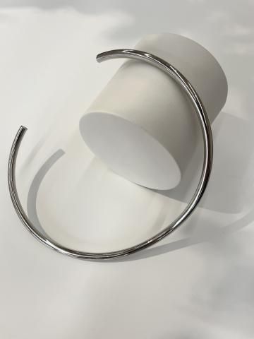 <img class='new_mark_img1' src='https://img.shop-pro.jp/img/new/icons14.gif' style='border:none;display:inline;margin:0px;padding:0px;width:auto;' />ensouk curve neck cuff  / silverEA065NSV 