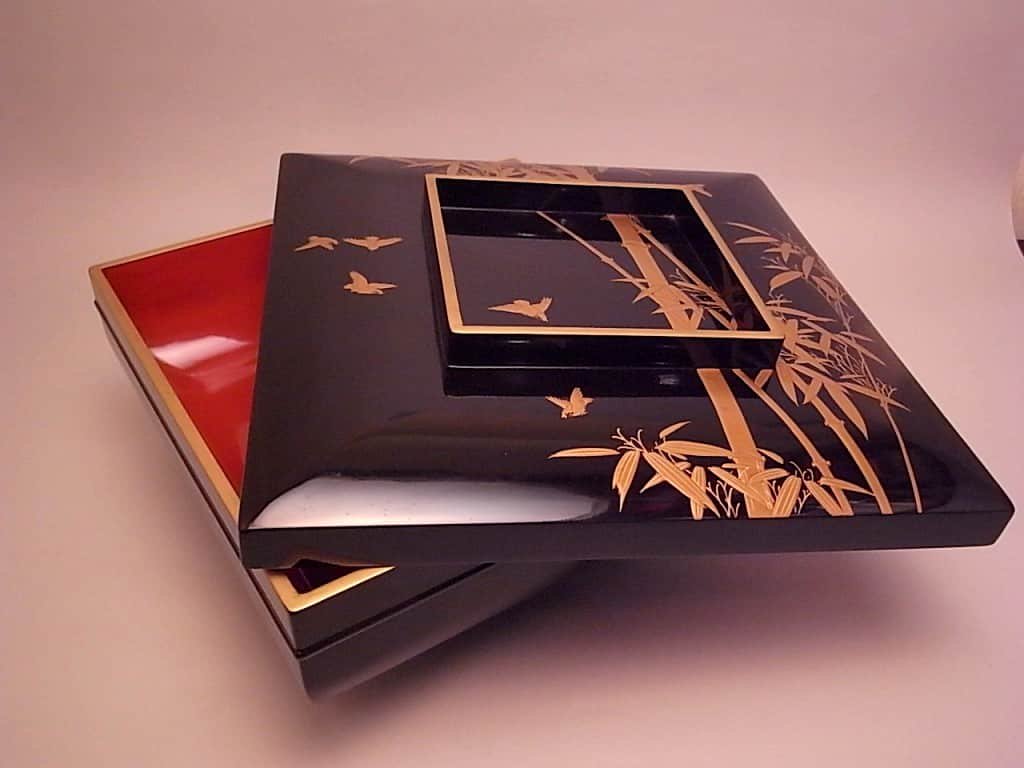 黒塗竹雀蒔絵大平 台付 / Black lacquered Sweets case 'Ohira' with 
