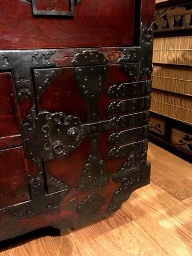 珍品!!無垢材の黒柿杢目が流れる堂々とした越後収納箪笥 BB2226