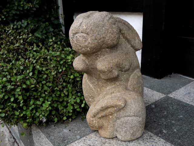 兎の親子（石像） / Stone Rabbits