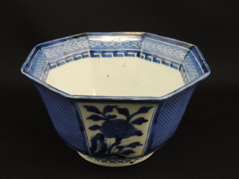 ΤղðʸȬȭ / Imari Octagonal Blue & White Bowl with the picture of Peonies