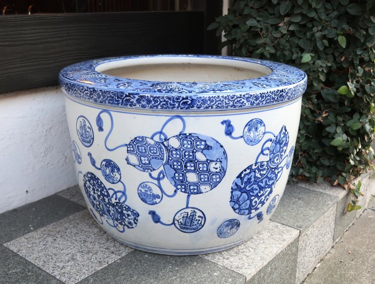 伊万里染付瓢箪丸文火鉢 / Imari Blue & White Hibachi with the picture of Gourds and Circles