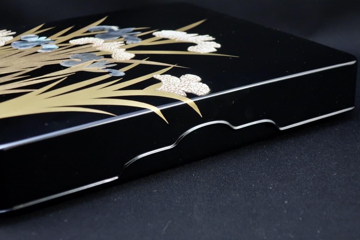 黒塗菖蒲蒔絵文箱 / Black Lacquered Stationery Box with Makie 黒塗菖蒲蒔絵文箱 / Black Lacquered Stationery Box with Makie