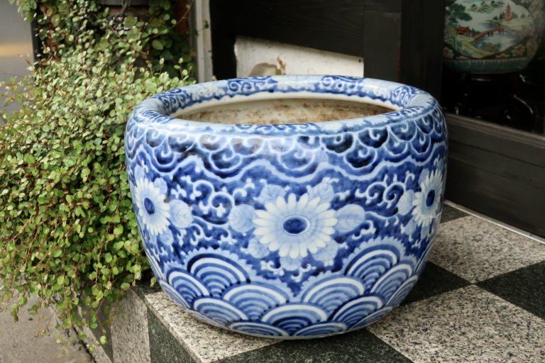 伊万里染付菊蛸唐草文火鉢 / Imari Blue & White Hibachi with the pattern of Crysanthemum flowers and Takokarakusa