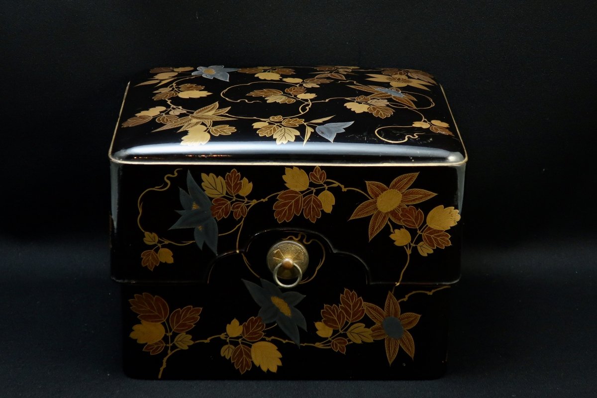 黒塗鉄泉蒔絵手箱 / Black-lacquered Box called 'Tebako' with 'Makie 