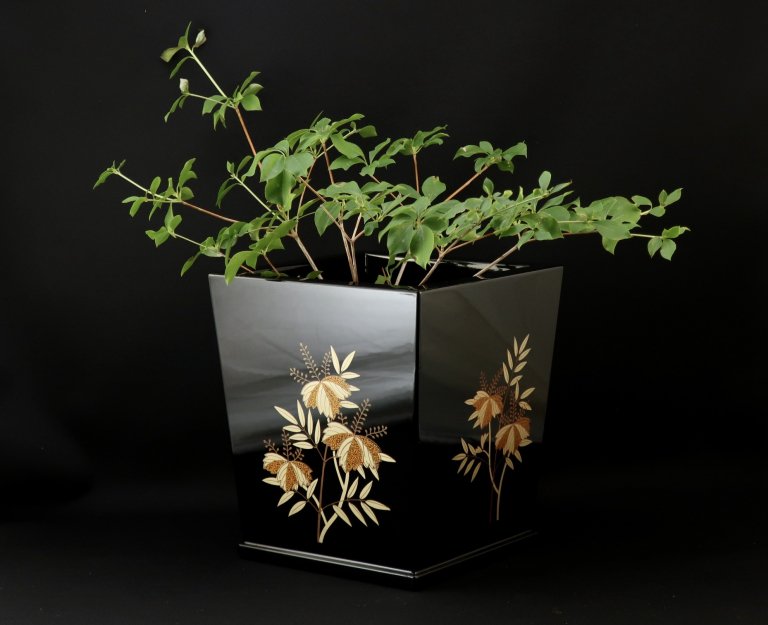 ɶͼ / Black-lacquered Hanging Flower Vase