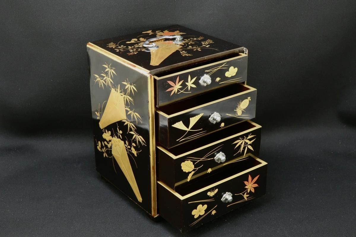 黒塗熨斗草花蒔絵菓子箪笥 / Bleck-lacquered Tansu for Sweet