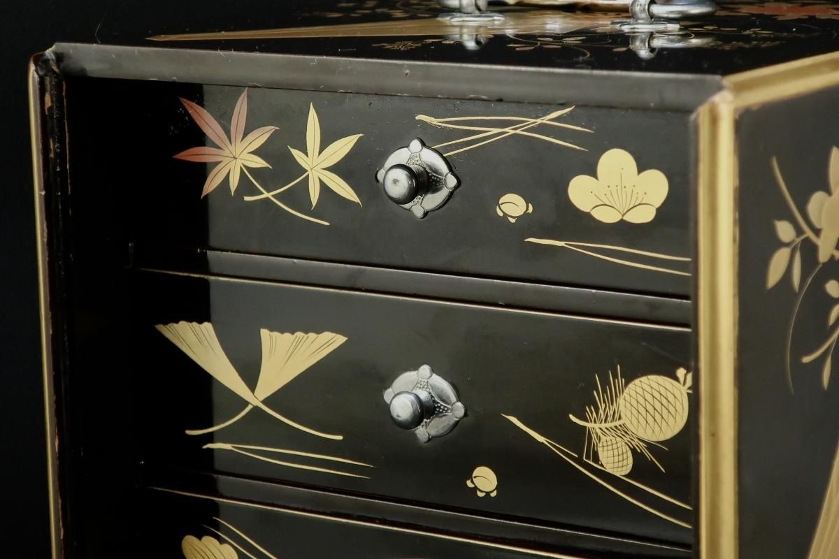 黒塗熨斗草花蒔絵菓子箪笥 / Bleck-lacquered Tansu for Sweet