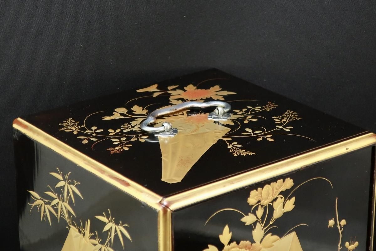 黒塗熨斗草花蒔絵菓子箪笥 / Bleck-lacquered Tansu for Sweet