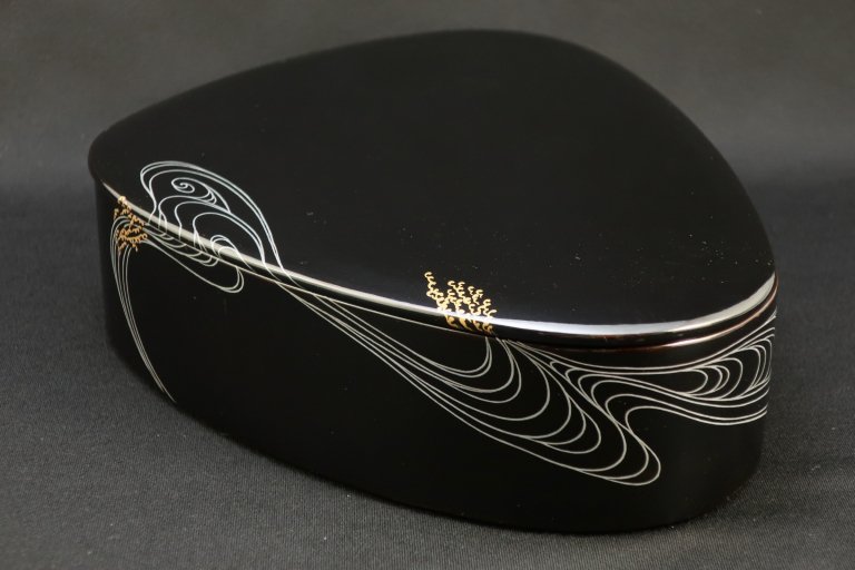 黒塗流水蒔絵貝形蓋物 / Black-lacuquered Clam- shaped Box