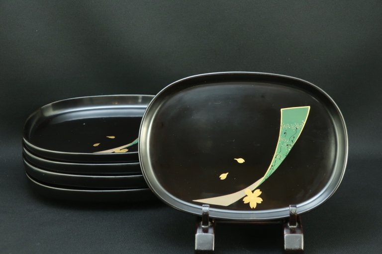黒塗小判形短冊桜蒔絵菓子皿　五枚組 / Black-lacquered Oval Sweet Plates  set of 5