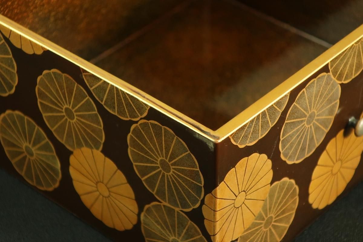 年代物の蓋付き四段重ね蒔絵菓子箪笥（蜻蛉蝶・牡丹菊蒔絵） 茶道具 渓春作 武蔵野蒔絵 金輪寺棗 dby10713-x | こがん堂 大阪