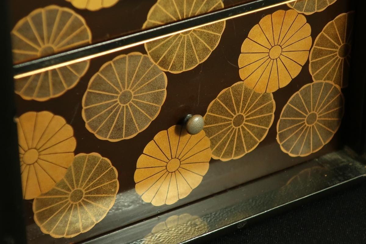 年代物の蓋付き四段重ね蒔絵菓子箪笥（蜻蛉蝶・牡丹菊蒔絵） 茶道具 渓春作 武蔵野蒔絵 金輪寺棗 dby10713-x | こがん堂 大阪