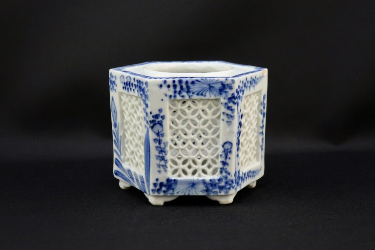 瀬戸染付七宝文六角透かし盃台 / Seto Blue & White Hexagonal 'Haidai' Sake Cup Holder