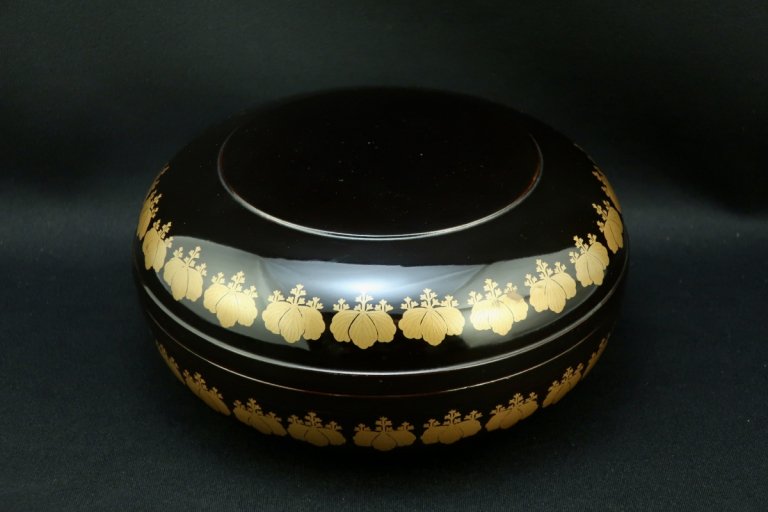 黒塗桐秋草蒔絵菓子器 /　Blackーlacquered Round Sweet Box