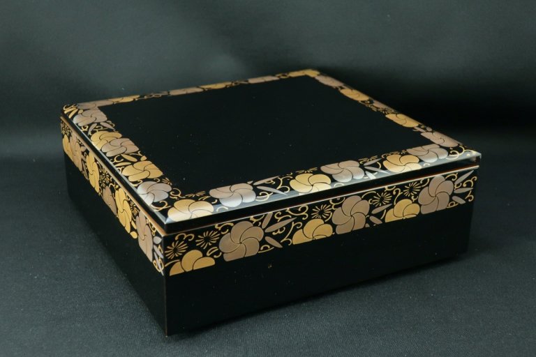黒塗松竹梅蒔絵弁当箱 / Black-lacquered 'Jubako' food Box