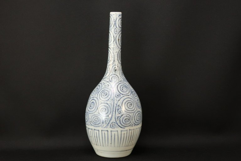 Τʸ / Imari Blue & White Sake Bottle with the pattern of 'Takokarakusa'