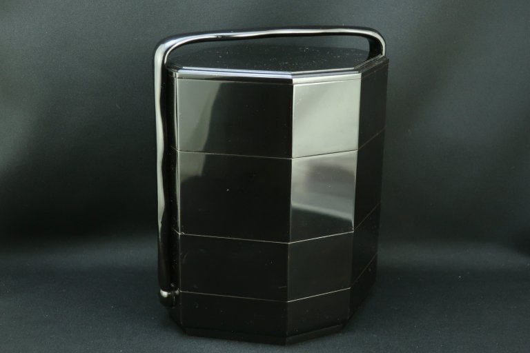 ɩšռۻһ / Black-lacquered Bento Boxes with Handle & lacquered Plates  set of 5