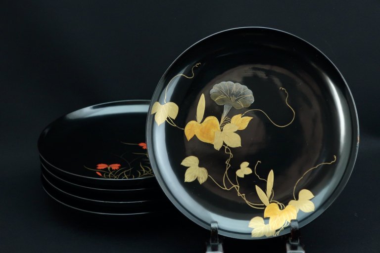 黒塗図変草花蒔絵六寸皿　五枚組 / Black-lacquered Plates with 'Makie' pictures of Flowers  set of 5