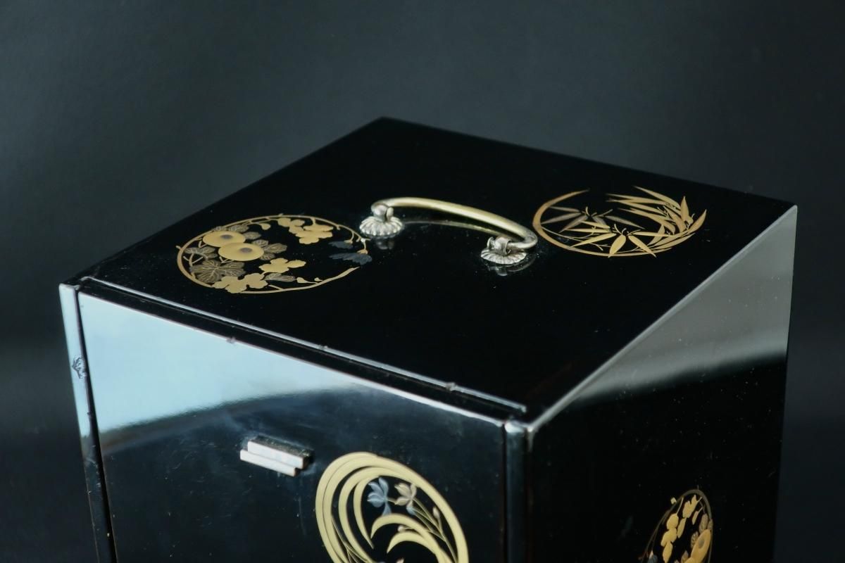 黒塗四君子蒔絵菓子箪笥 / Black-lacquered Sweet Box with 黒塗四君子蒔絵菓子箪笥 / Black-lacquered Sweet Box with