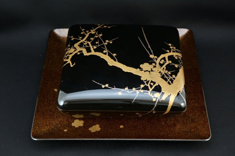 黒塗内梨地梅蒔絵台付菓子器 / Black-lacquered Sweet Box with Tray 