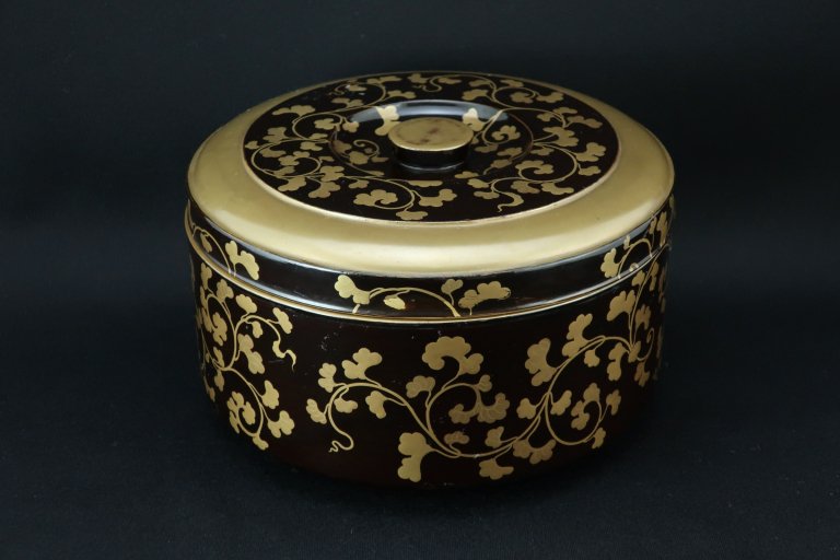𼬳ۻҴ / Black-lacquered Sweet Box with Gold 'Makie'