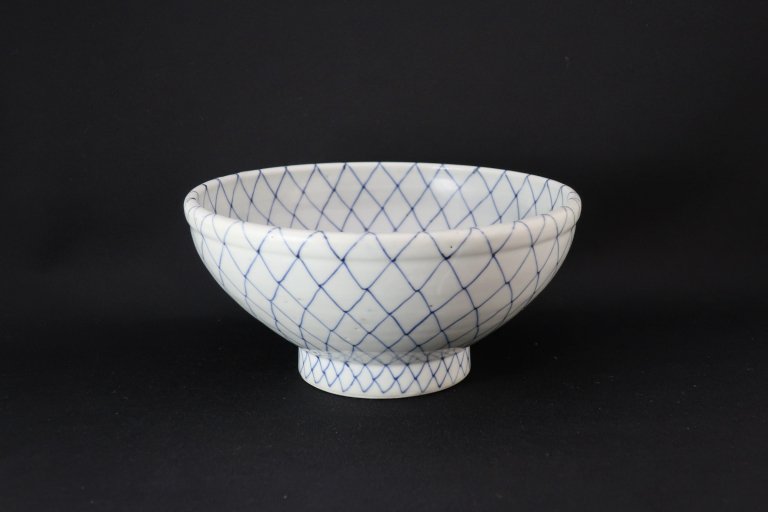 伊万里染付網手文中鉢 / Imari Blue & White Bowl with the pattern of Net