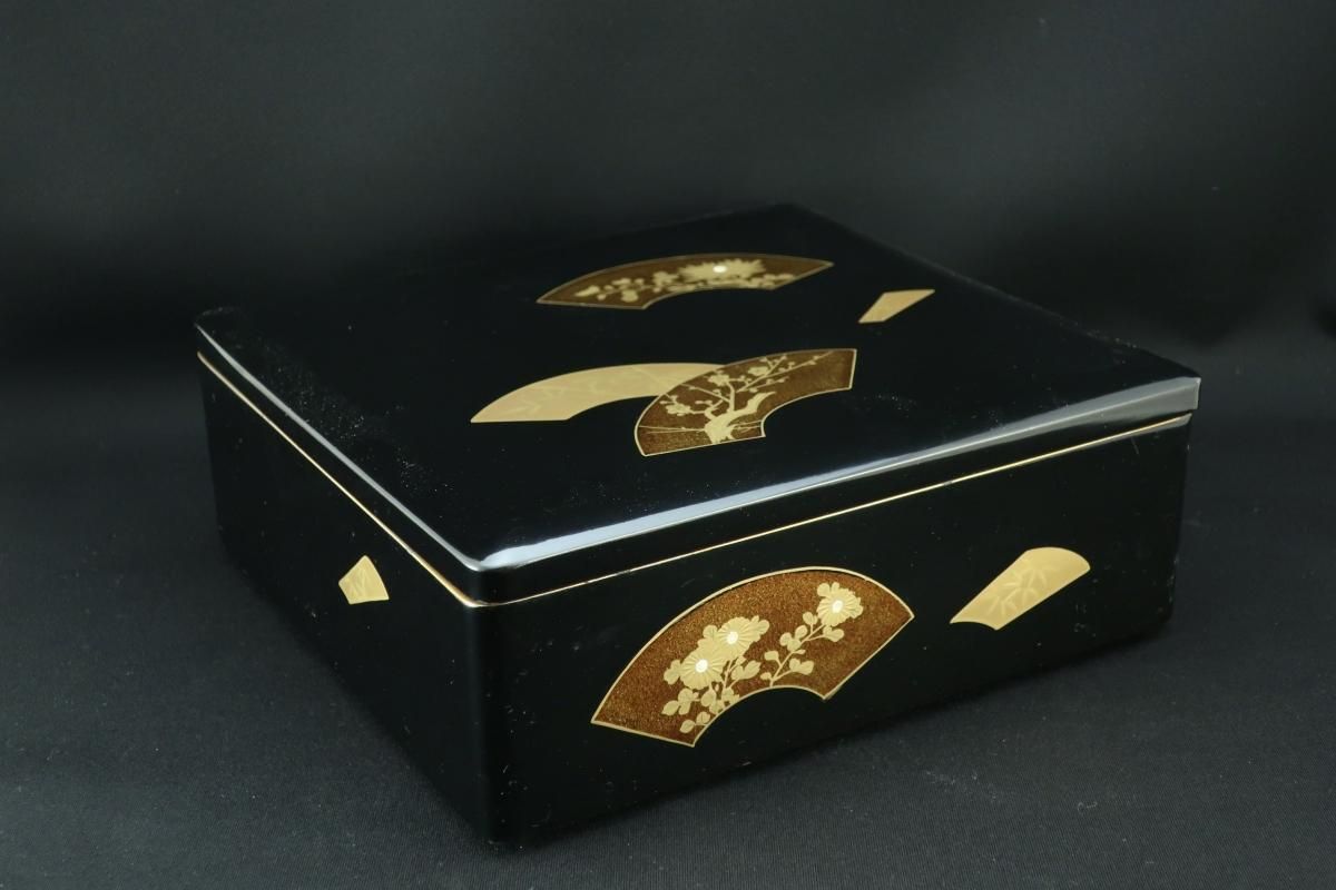 黒塗四君子扇面蒔絵重箱 / Black-lacquered 'Jubako' Food Boxes