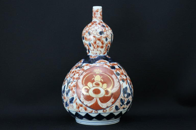 伊万里瓢形桜文徳利 / Imari Gourd-shaped Polychrome Sake Bottle with the pattern of Sakura