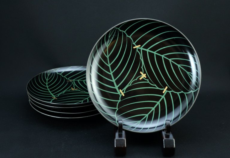 黒塗木の葉蒔絵六寸皿　五枚組 / Black-lacquered Plates with 'Makie' picture of Green Leaves  set of 5