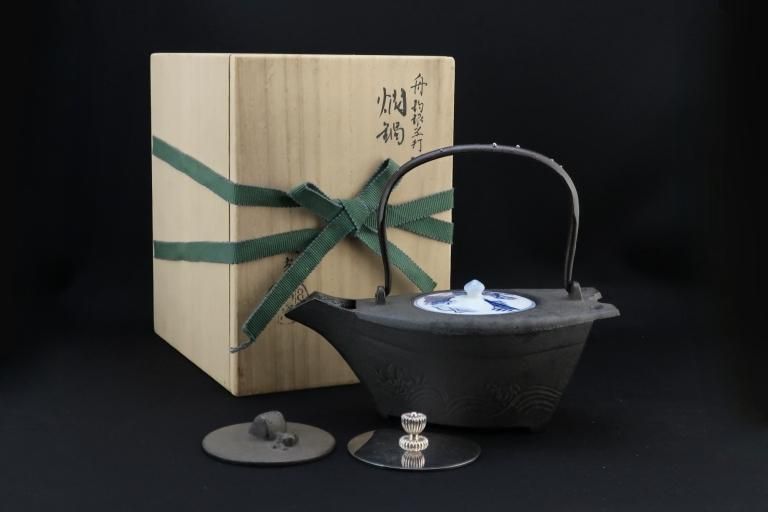 յ顡سʶͭ / Iron Sake Pourer with 3 Kinds of Lids