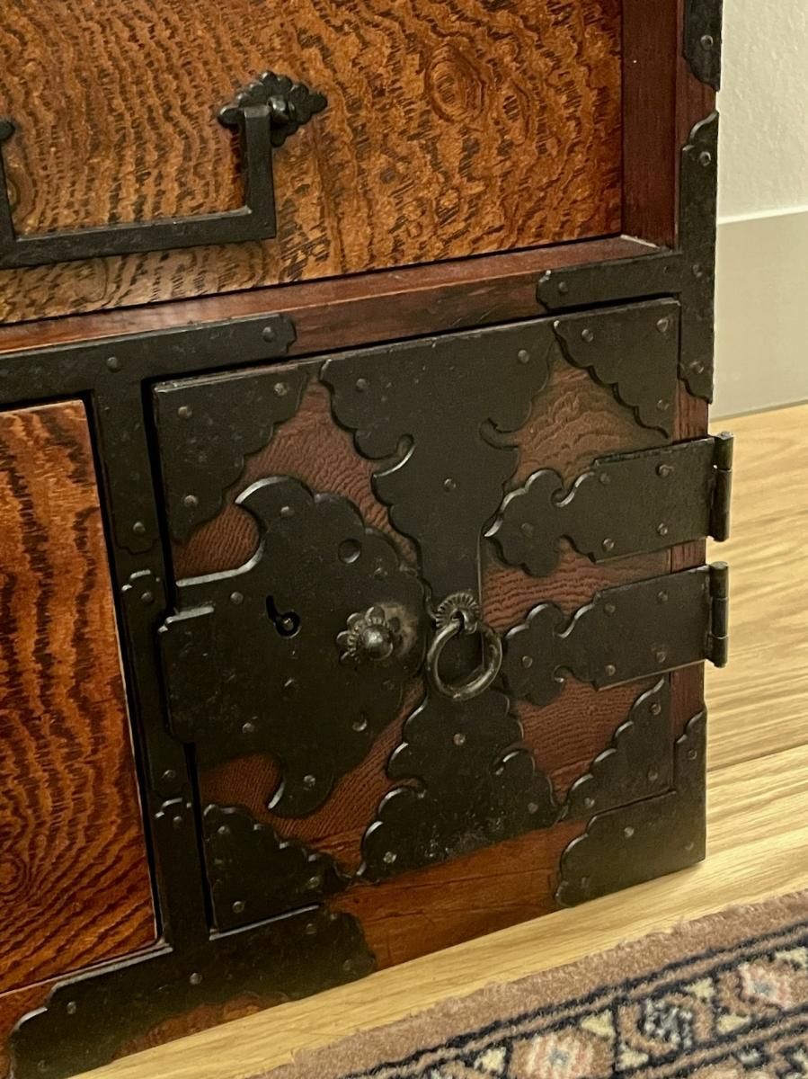 竹の子様　日光彫り 小箪笥 高さ53cm 梅 時代箪笥／閂付小箪笥 スタンド付き【Small chest with metal