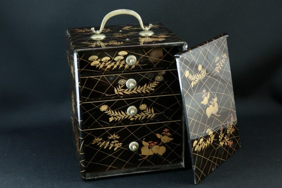 バイヤー厳選用品 長野横笛」作 Tansu Black-lacquered / 黒塗秋草蒔絵菓子箪笥 工芸品