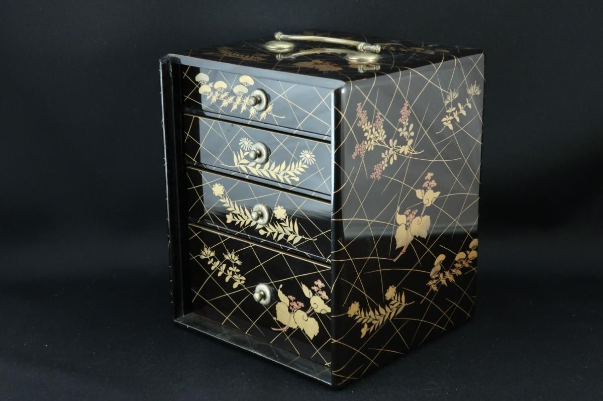 長野横笛」作 黒塗秋草蒔絵菓子箪笥 / Black-lacquered Tansu