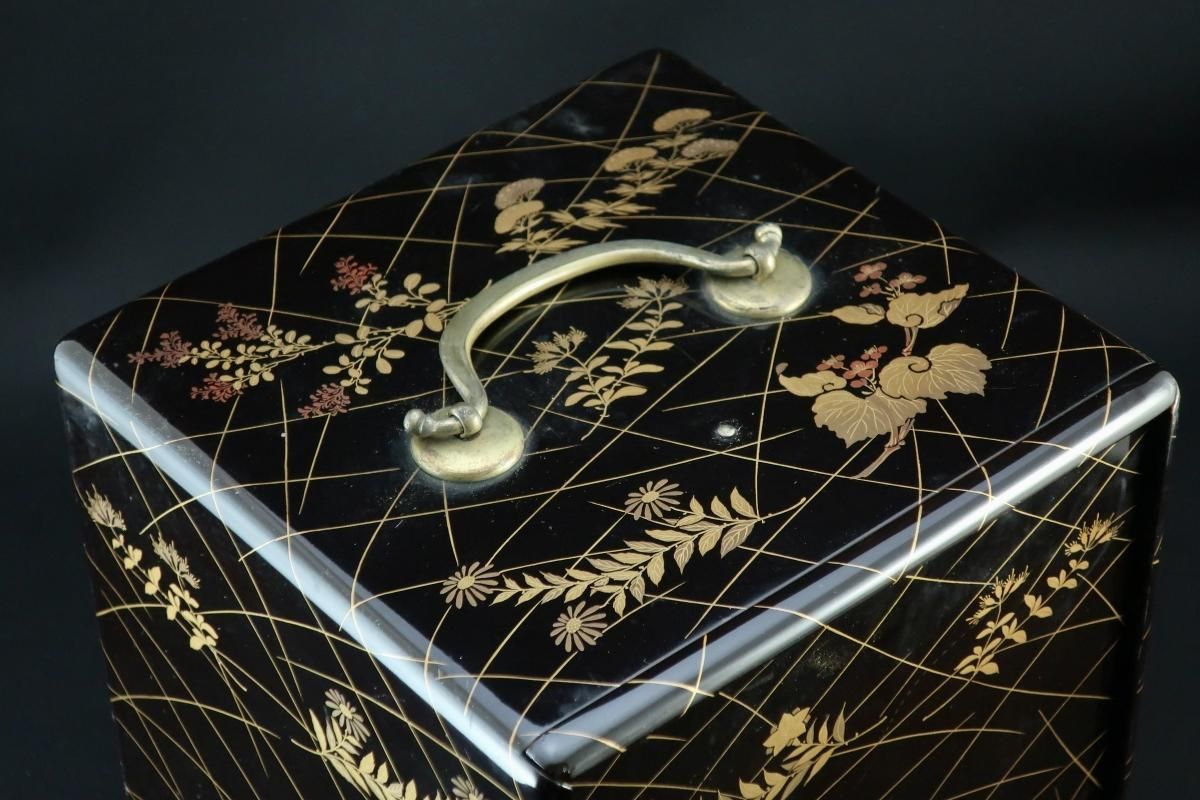 長野横笛」作 黒塗秋草蒔絵菓子箪笥 / Black-lacquered Tansu